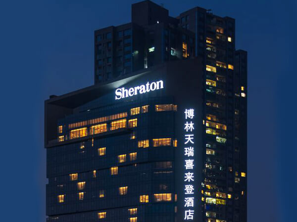 玻璃幕墙发光字如何提升企业品牌形象与辨识度？