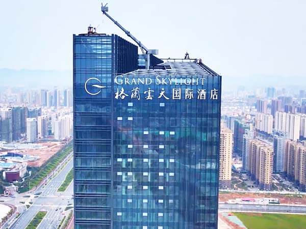 南宁楼顶红色大字广告制作安装如何收费？